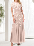 Robe longue bleue sirène à col rond ornée de perles, idéale pour la mère de la mariée