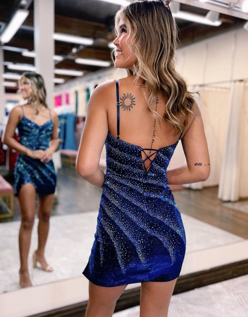 Robe fourreau courte à fines bretelles ornée de perles, idéale pour le bal de promo