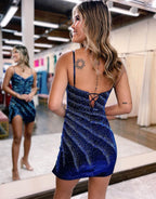 Robe fourreau courte à fines bretelles ornée de perles, idéale pour le bal de promo