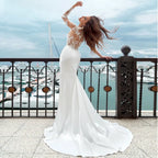 Robes de mariée sirène à manches longues, décolleté rond transparent, boutons en satin appliqués dans le dos, robes de mariée de plage avec traîne balayée 2023 