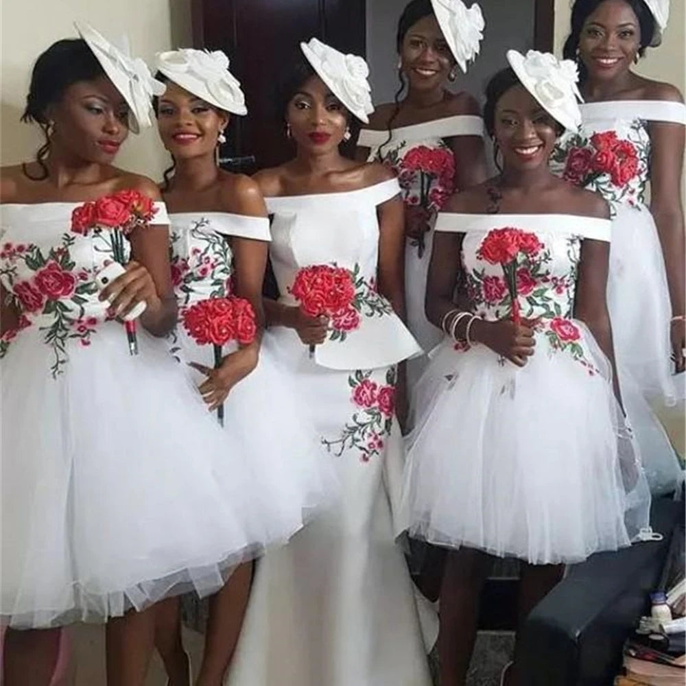 Vestidos de dama de honor cortos de tul satinado con hombros descubiertos en blanco y económicos