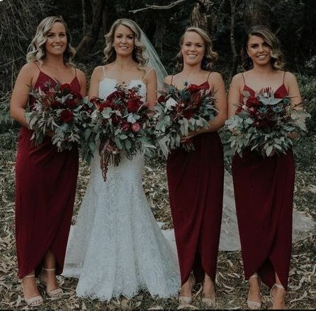 Vestidos de dama de honor sencillos de gasa con escote en V y tirantes finos en color burdeos