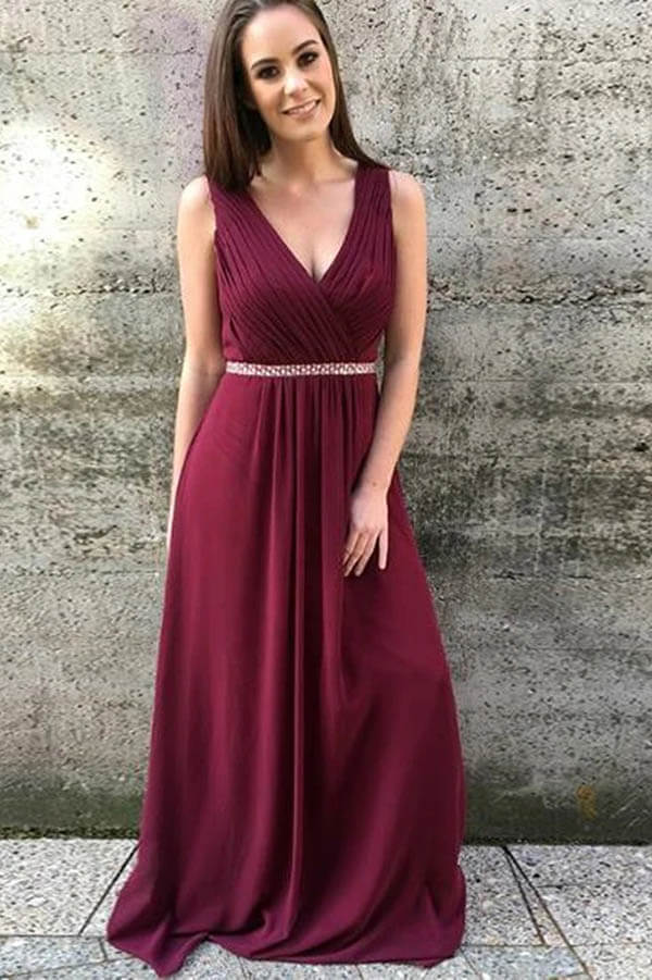 Robe de demoiselle d'honneur longue en mousseline bordeaux, coupe trapèze, col en V et volants 