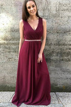 Robe de demoiselle d'honneur longue en mousseline bordeaux, coupe trapèze, col en V et volants 