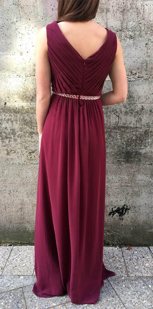 Robe de demoiselle d'honneur longue en mousseline bordeaux, coupe trapèze, col en V et volants 