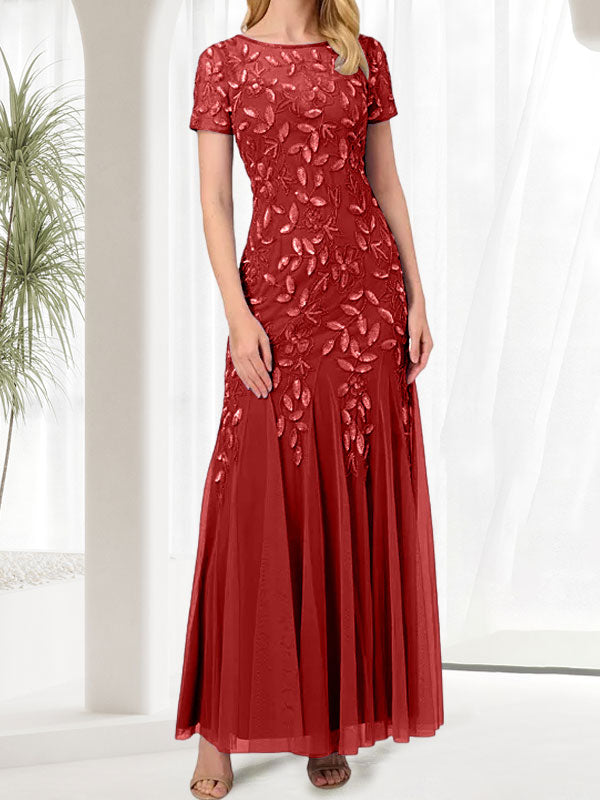 Robe longue bleue sirène à col rond ornée de perles, idéale pour la mère de la mariée