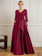 Vestido de novia de satén con encaje, corte en A, escote en V y largo hasta el suelo, con lazo de lentejuelas. 