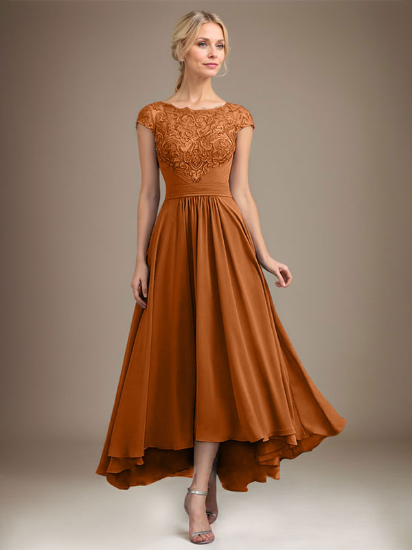 Vestido de novia de corte asimétrico, corte en A, escote ilusión, encaje y gasa con pliegues. 