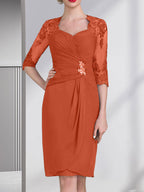 Vestido de corte recto/columna, escote corazón, largo hasta la rodilla, de gasa, con apliques de cuentas, encaje, lentejuelas y pliegues para la madre de la novia.