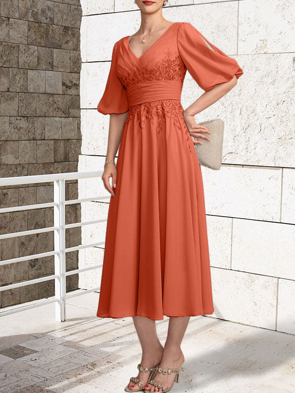 Vestido de novia de gasa de encaje, corte en A, escote en V y largo hasta la rodilla, con pliegues.