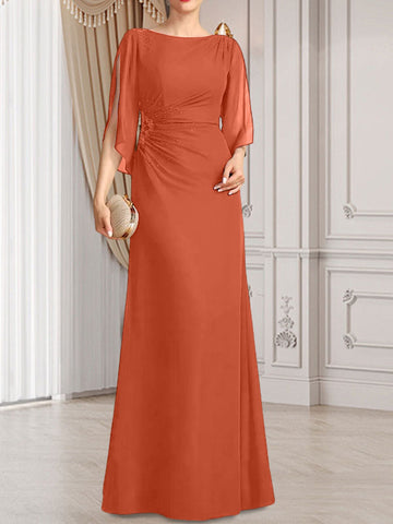 Robe fourreau/colonne longue en mousseline pour la mère de la mariée, ornée de perles plissées.