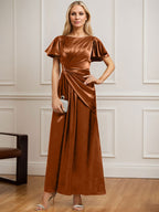 Robe de mère de la mariée en satin stretch, coupe trapèze, longueur cheville, décolleté rond et ornée de perles plissées 