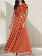 Vestido largo de corte A, color gris carbón, con escote redondo y detalles de pedrería, ideal para la madre de la novia.