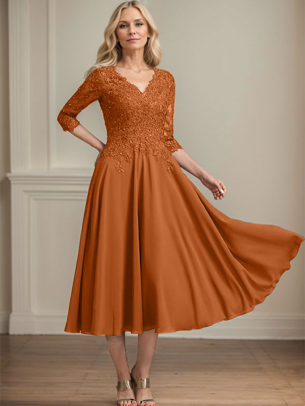 Vestido de corte A, escote en V, largo hasta la rodilla, de gasa, encaje, con lentejuelas y pedrería para la madre de la novia. 