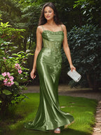 Vestido de fiesta largo de sirena sin tirantes con rosa 3D y corpiño transparente