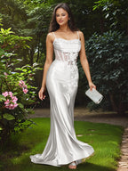 Vestido de fiesta largo de sirena sin tirantes con rosa 3D y corpiño transparente