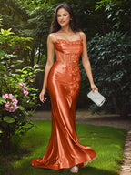 Vestido de fiesta largo de sirena sin tirantes con rosa 3D y corpiño transparente