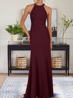 Vestido largo azul grisáceo de corte recto con cuello halter para la madre de la novia con apliques