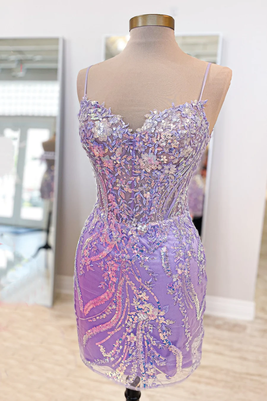 Robe de bal moulante mini Y4007 à bretelles et appliques de sequins lavande