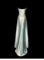 Elegante vestido largo de fiesta de satén sin tirantes color verde salvia Y8561