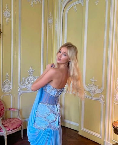 Precioso vestido de fiesta largo de gasa azul claro con escote en A y hombros descubiertos Y8045