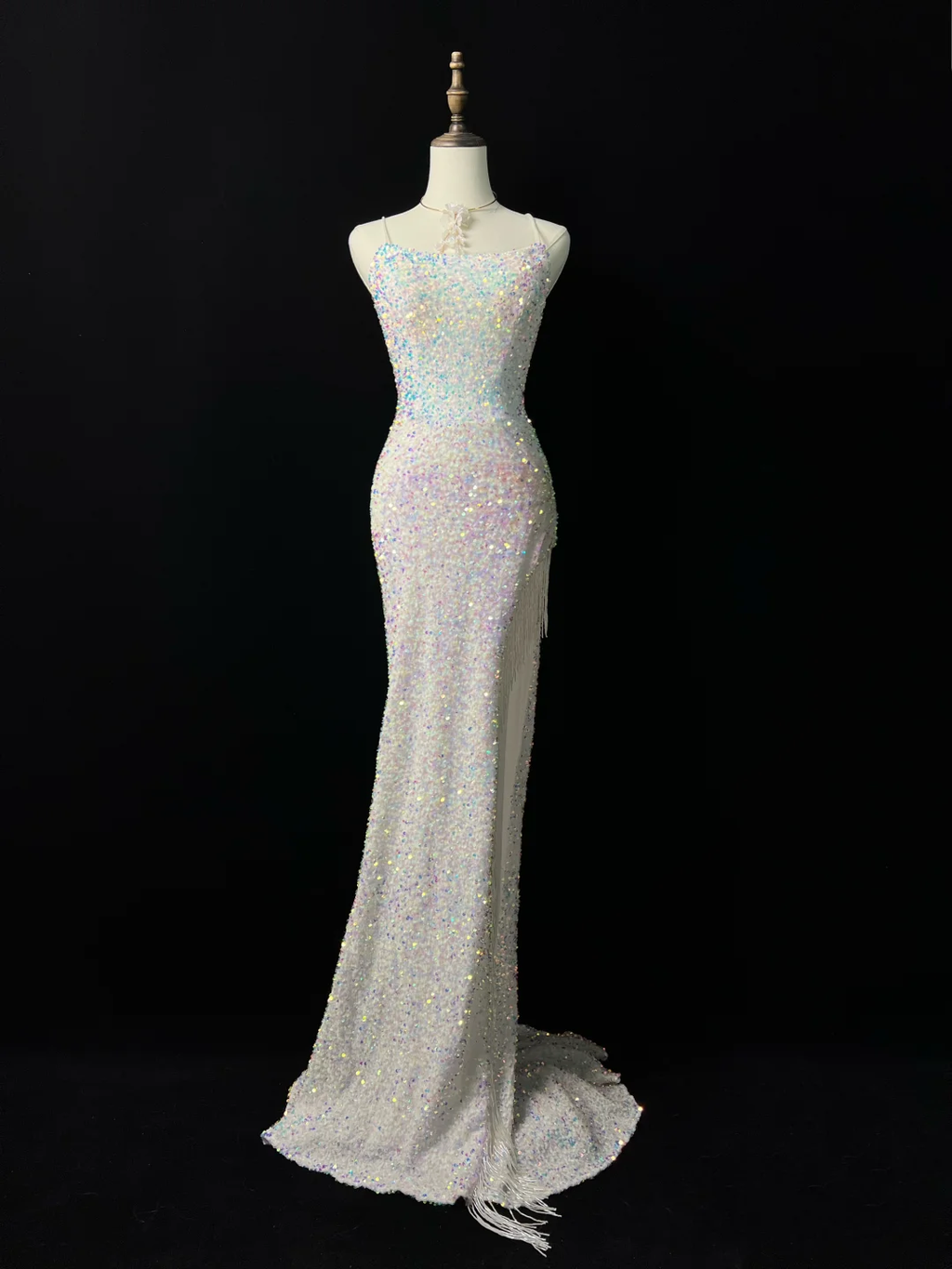 Vestido de fiesta blanco brillante con tirantes finos, lentejuelas, corte sirena, abertura y borlas Y8648