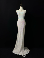 Vestido de fiesta blanco brillante con tirantes finos, lentejuelas, corte sirena, abertura y borlas Y8648