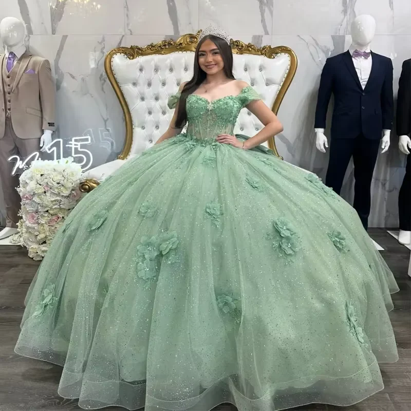 Vestido de quinceañera verde salvia brillante, con apliques de tul, lentejuelas y cristales, ideal para fiestas de cumpleaños y bailes de gala con lazo (Y8116)