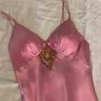 Precioso vestido de noche largo de satén rosa con tirantes finos y cuentas, modelo Y8216