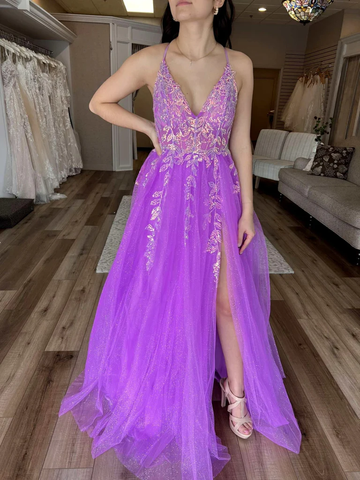 Vestido largo de fiesta morado con escote en V, apliques de tul y encaje, abertura alta, modelo Y7847