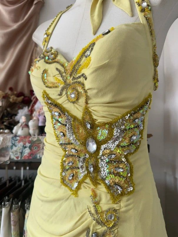 Elegante vestido largo de fiesta amarillo estilo sirena con lentejuelas y diamantes, escote halter y espalda descubierta (Y8554)