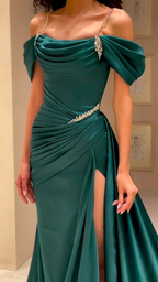 Robe de soirée sirène épaules dénudées, longue fendue, plissée et ornée de perles Y5904