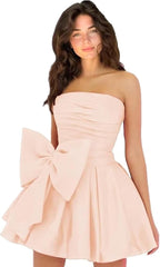 Robes de soirée courtes et chics pour le bal de promo, coupe trapèze, sans manches, bustier, froncées, lacées et ornées d'un nœud.