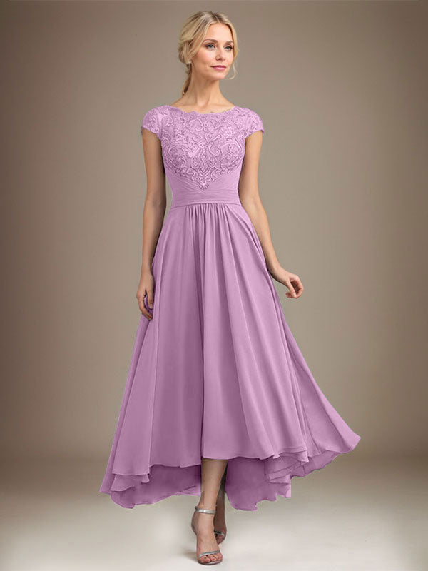 Vestido de novia de corte asimétrico, corte en A, escote ilusión, encaje y gasa con pliegues. 