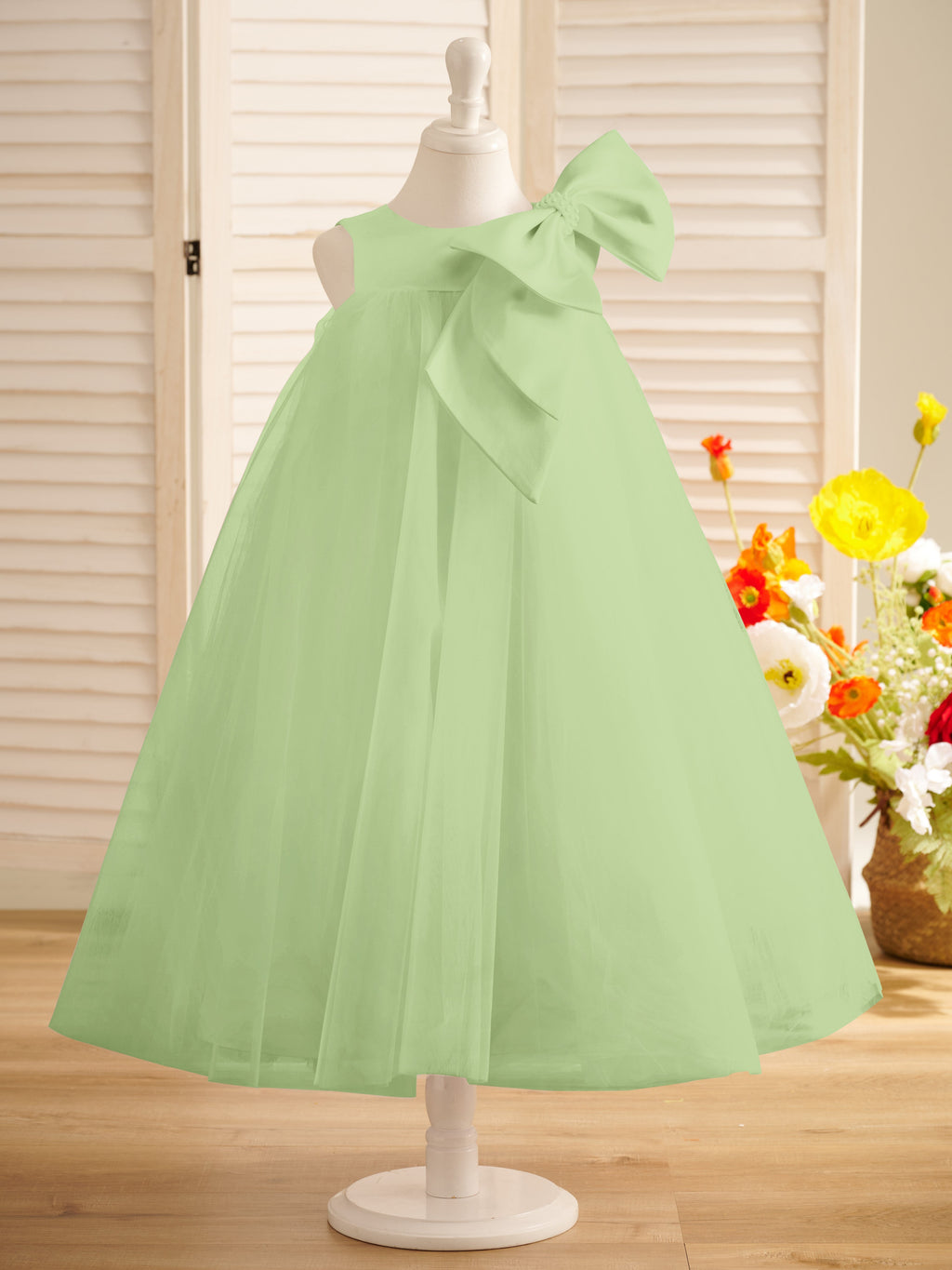 Vestido de niña pequeña de las flores, corte en A, con gran lazo y tul, hasta la rodilla. 