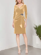 Robe fourreau courte en velours avec décolleté cache-cœur, jupe cascade et ornement aux hanches 