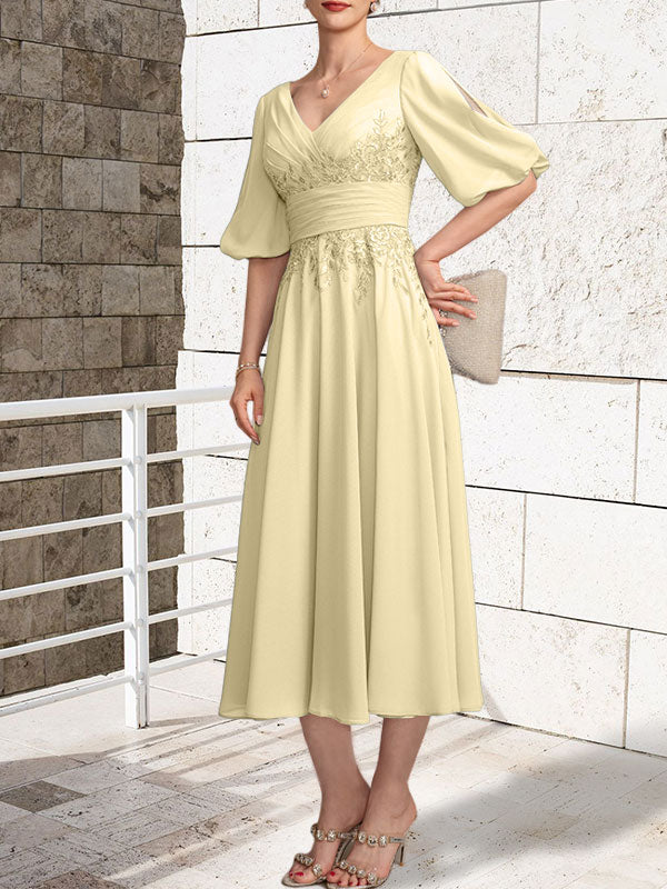 Vestido de novia de gasa de encaje, corte en A, escote en V y largo hasta la rodilla, con pliegues.