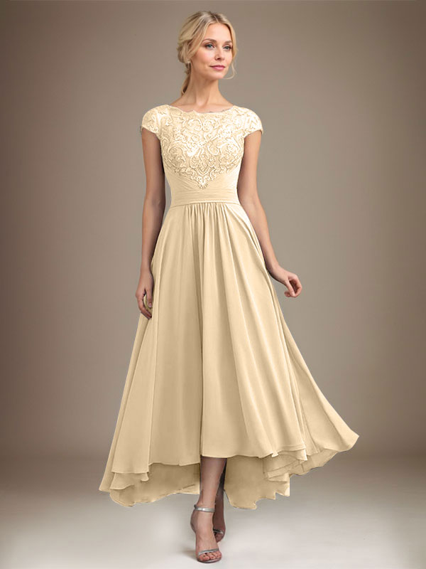 Vestido de novia de corte asimétrico, corte en A, escote ilusión, encaje y gasa con pliegues. 