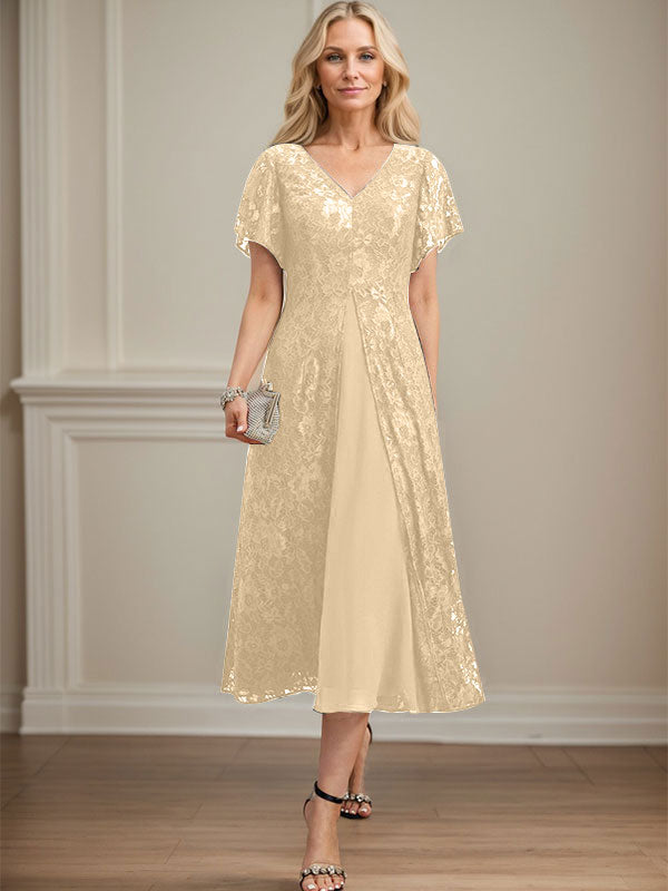 Vestido de novia de gasa de encaje, corte en A, escote en V y largo hasta la rodilla. 
