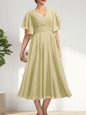 Vestido de corte A, escote en V, largo té, de gasa, para la madre de la novia, con plisados ​​y cuentas.