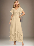 Vestido de novia de corte línea A, escote en V, largo hasta el tobillo, de gasa de encaje con volantes en cascada. 