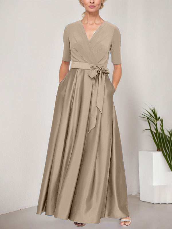 Vestido de baile con escote cruzado, falda amplia de satén y corpiño de jersey. 