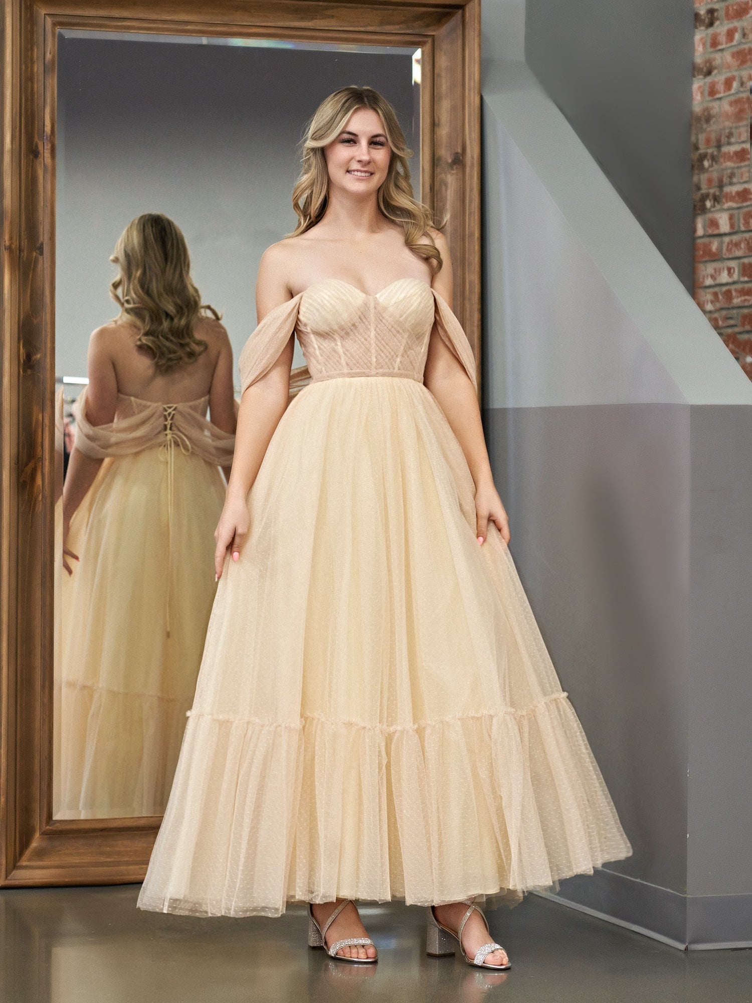 Vestido de graduación de corte A, tul color champán, escote corazón y largo hasta la rodilla