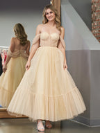 Vestido de graduación de corte A, tul color champán, escote corazón y largo hasta la rodilla