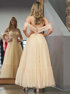Vestido de graduación de corte A, tul color champán, escote corazón y largo hasta la rodilla