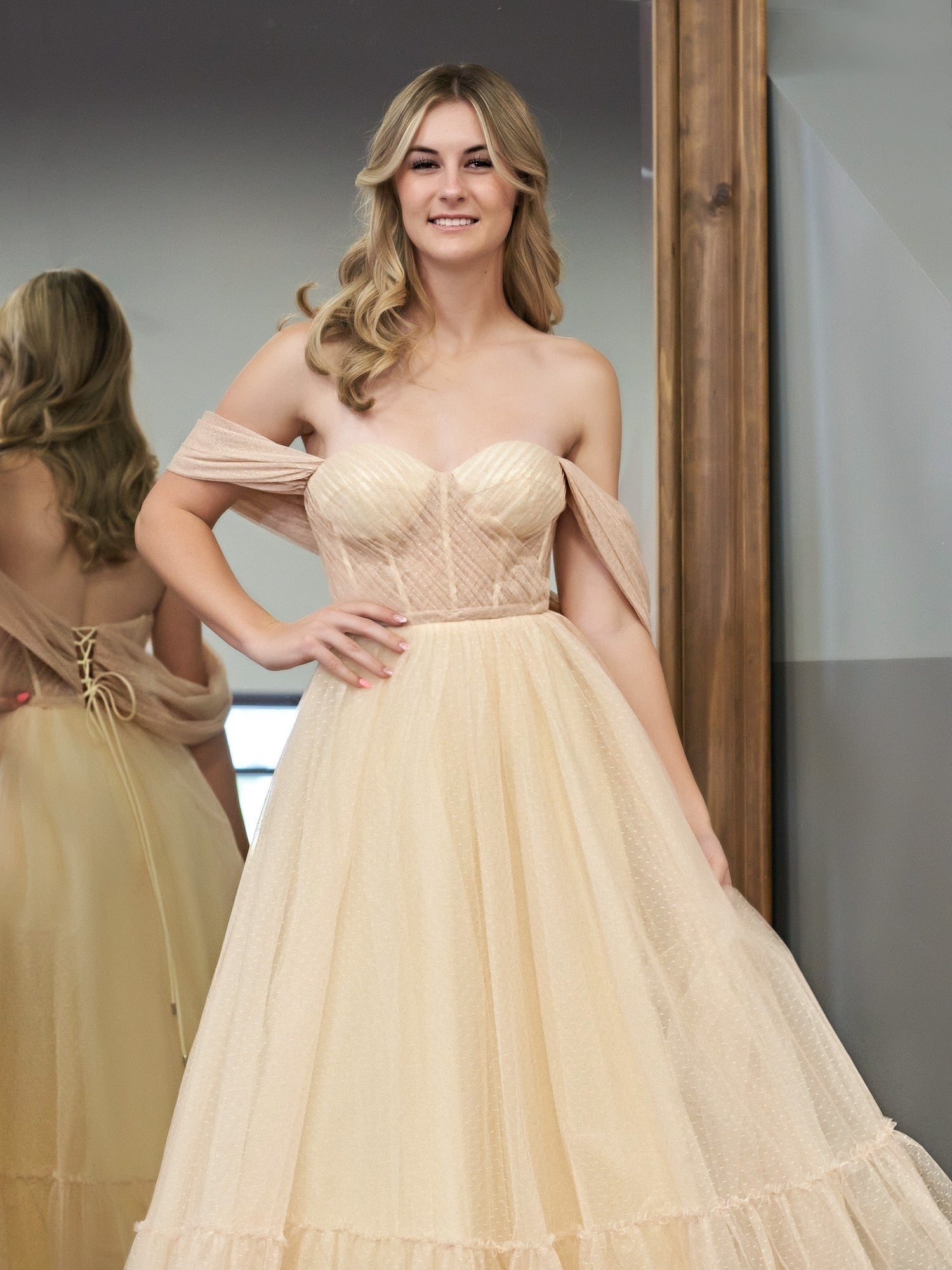 Vestido de graduación de corte A, tul color champán, escote corazón y largo hasta la rodilla