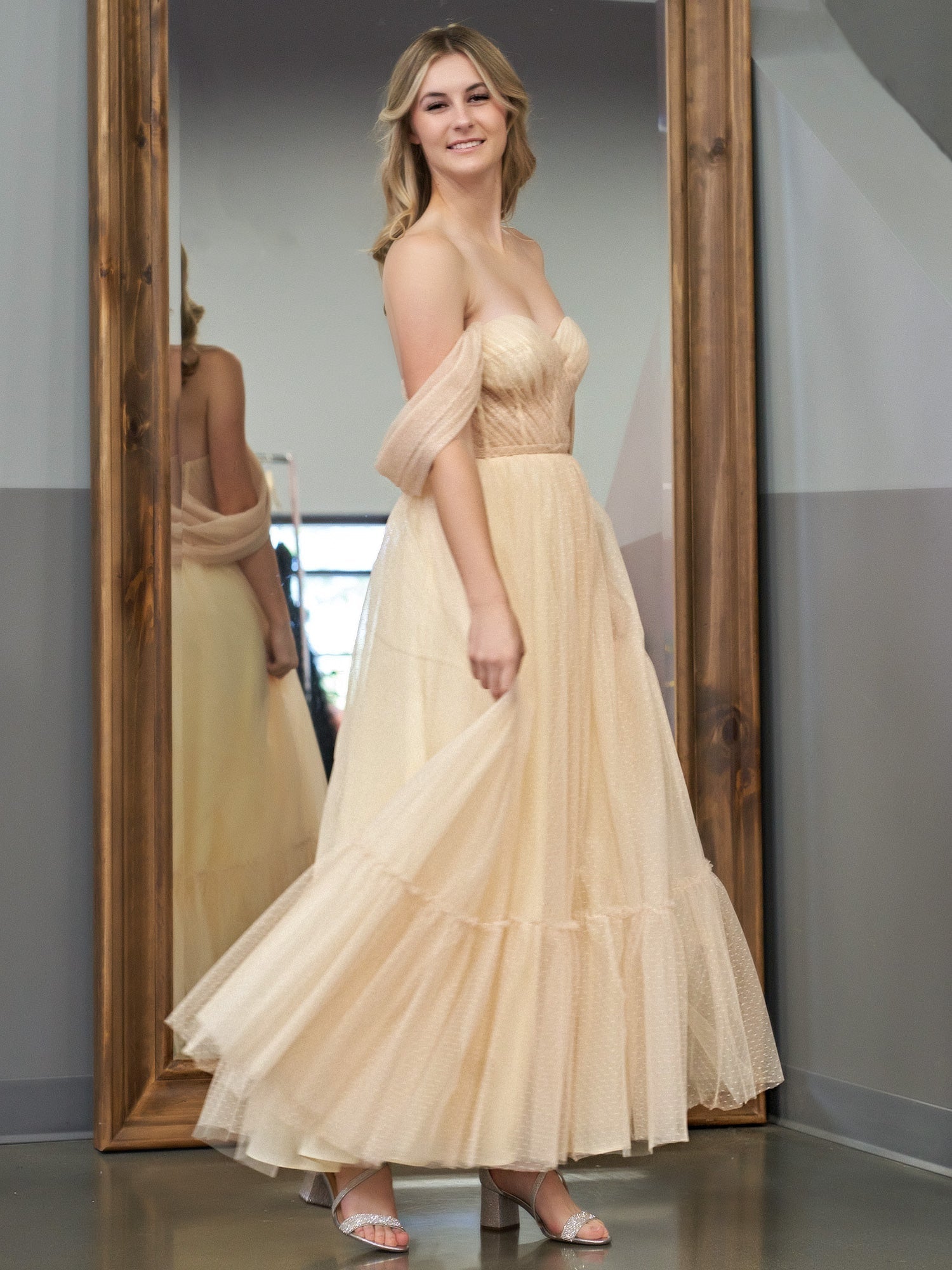 Vestido de graduación de corte A, tul color champán, escote corazón y largo hasta la rodilla