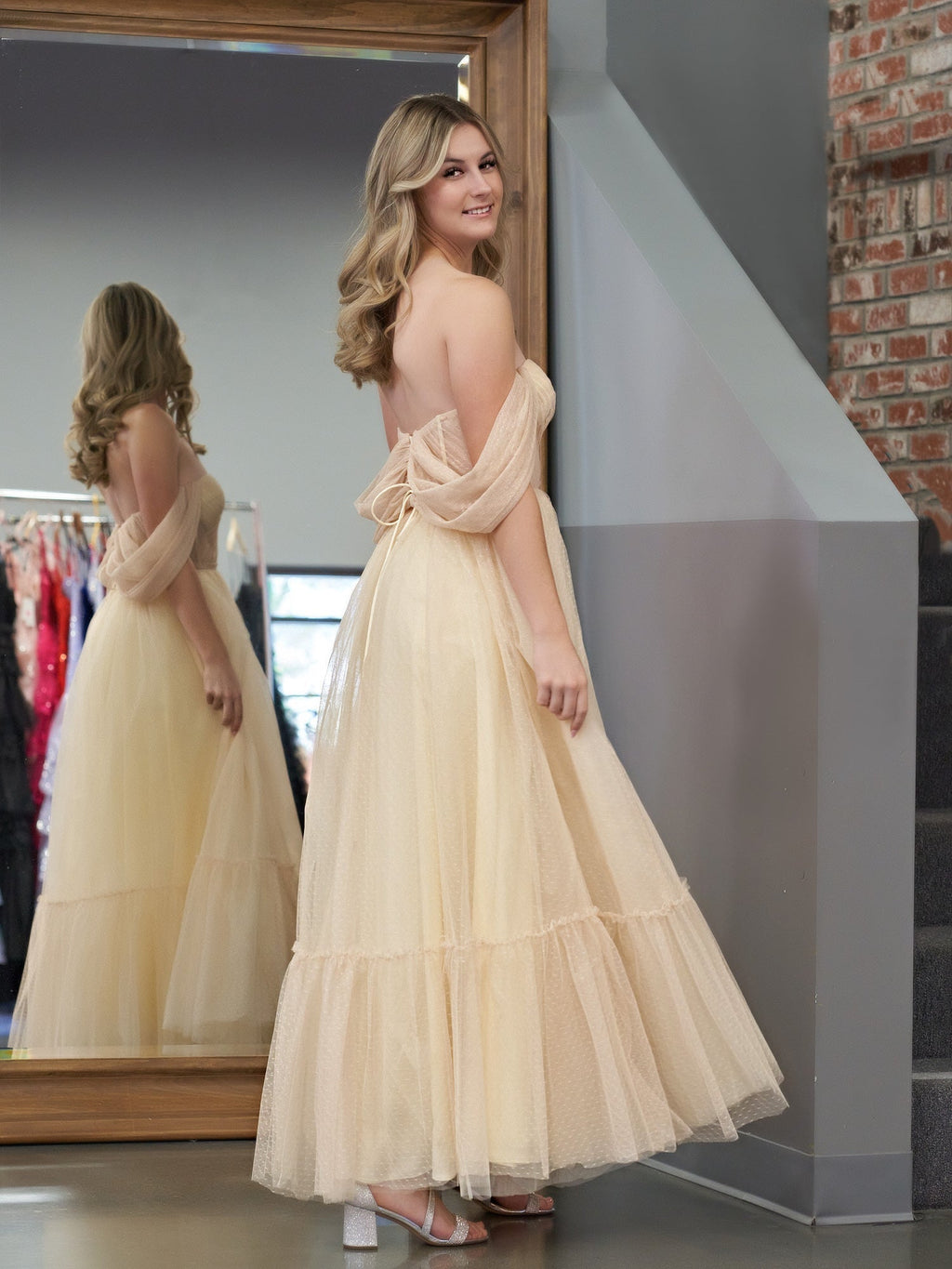 Vestido de graduación de corte A, tul color champán, escote corazón y largo hasta la rodilla