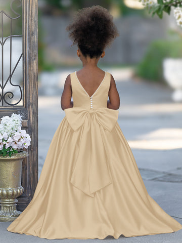 Robe sans manches en satin ornée de perles et d'un nœud, avec encolure perlée et détail de nœud. 