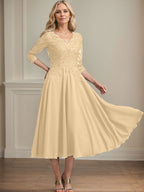 Vestido de corte A, escote en V, largo hasta la rodilla, de gasa, encaje, con lentejuelas y pedrería para la madre de la novia. 